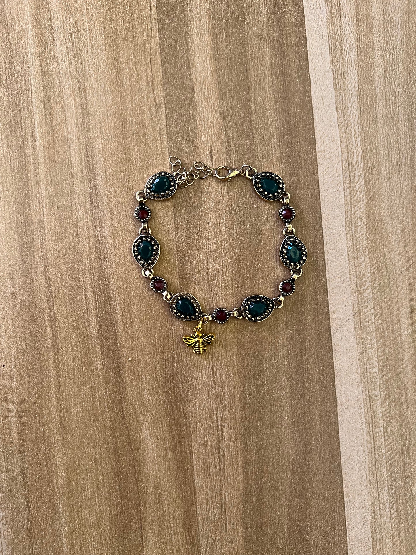 Pulsera de piedras preciosas con forma de gota de agua