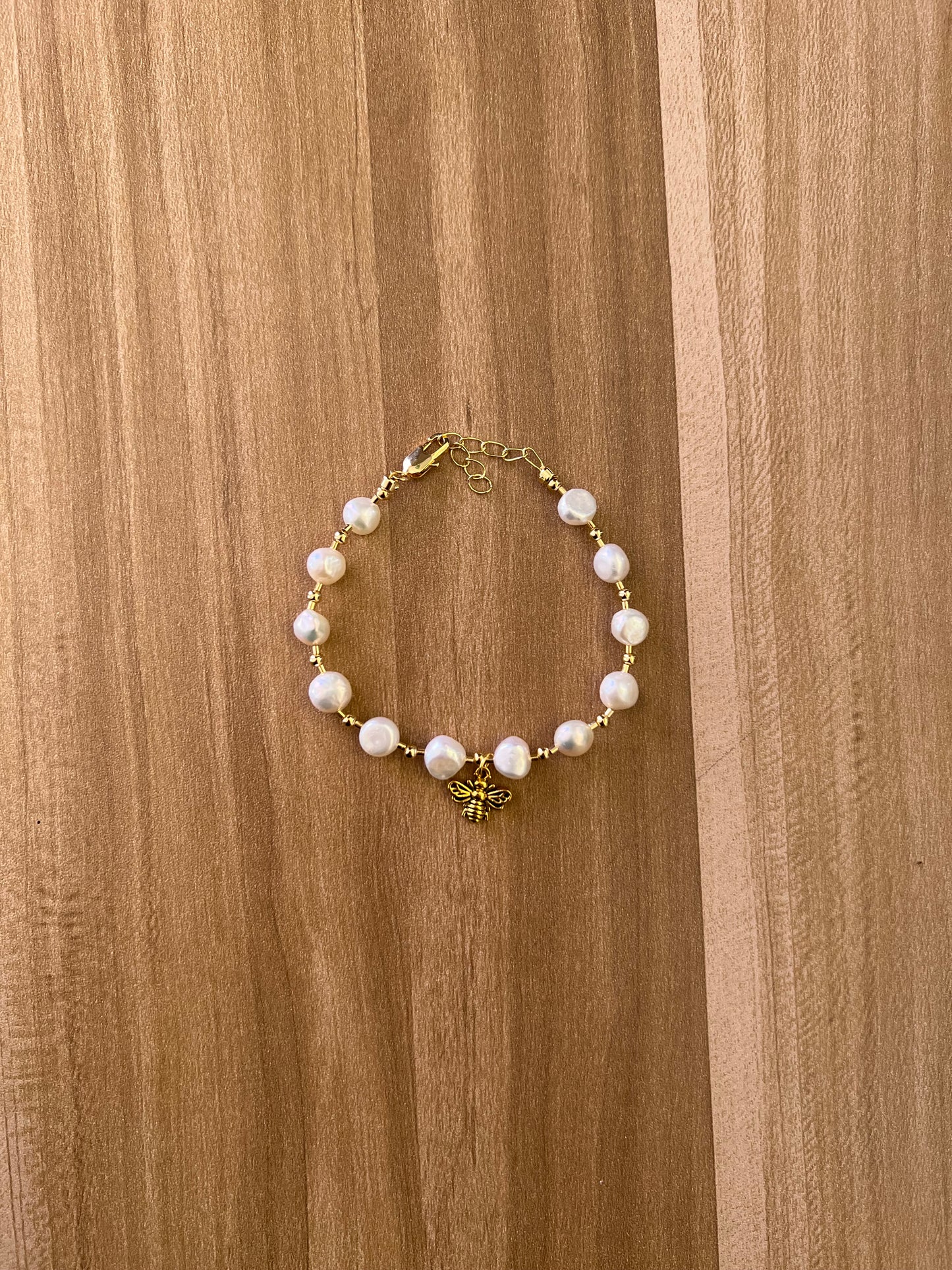 Pulsera decorativa con perlas de imitación