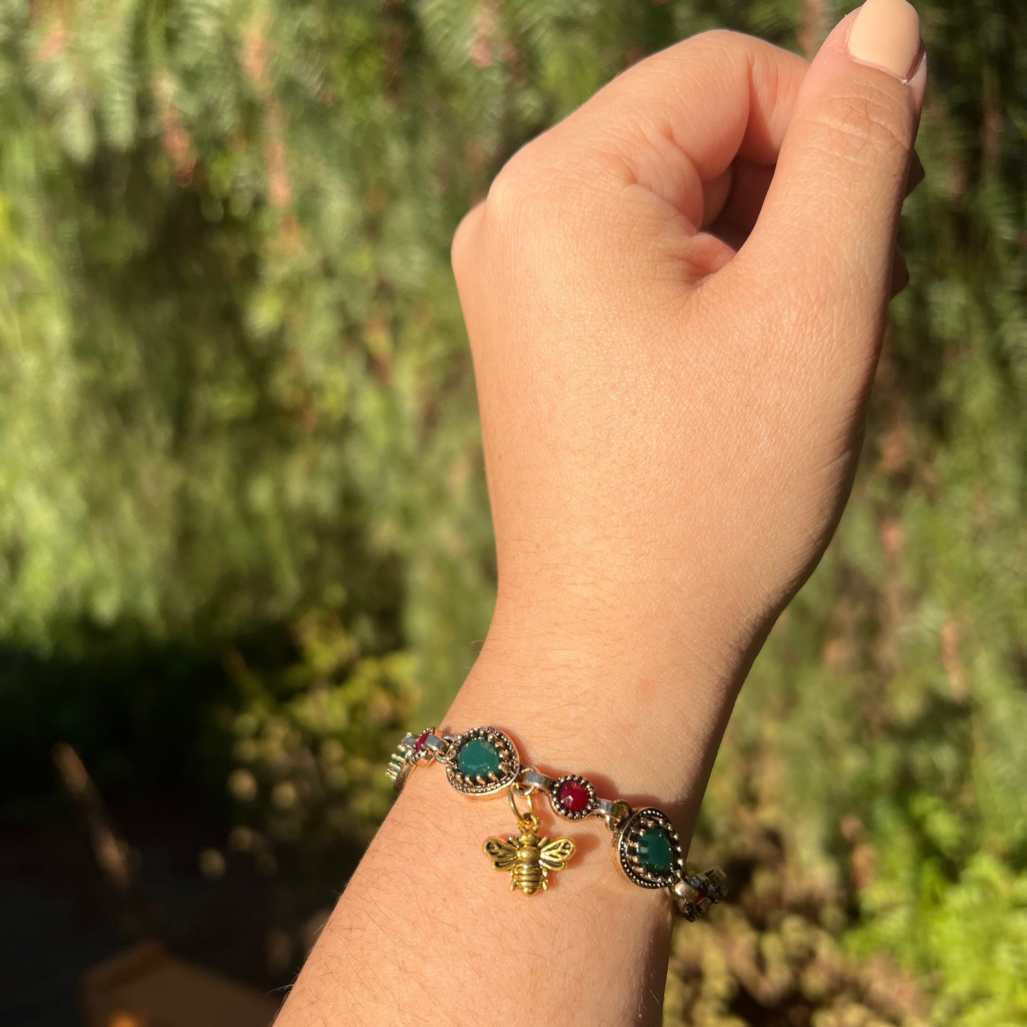 Pulsera de piedras preciosas con forma de gota de agua