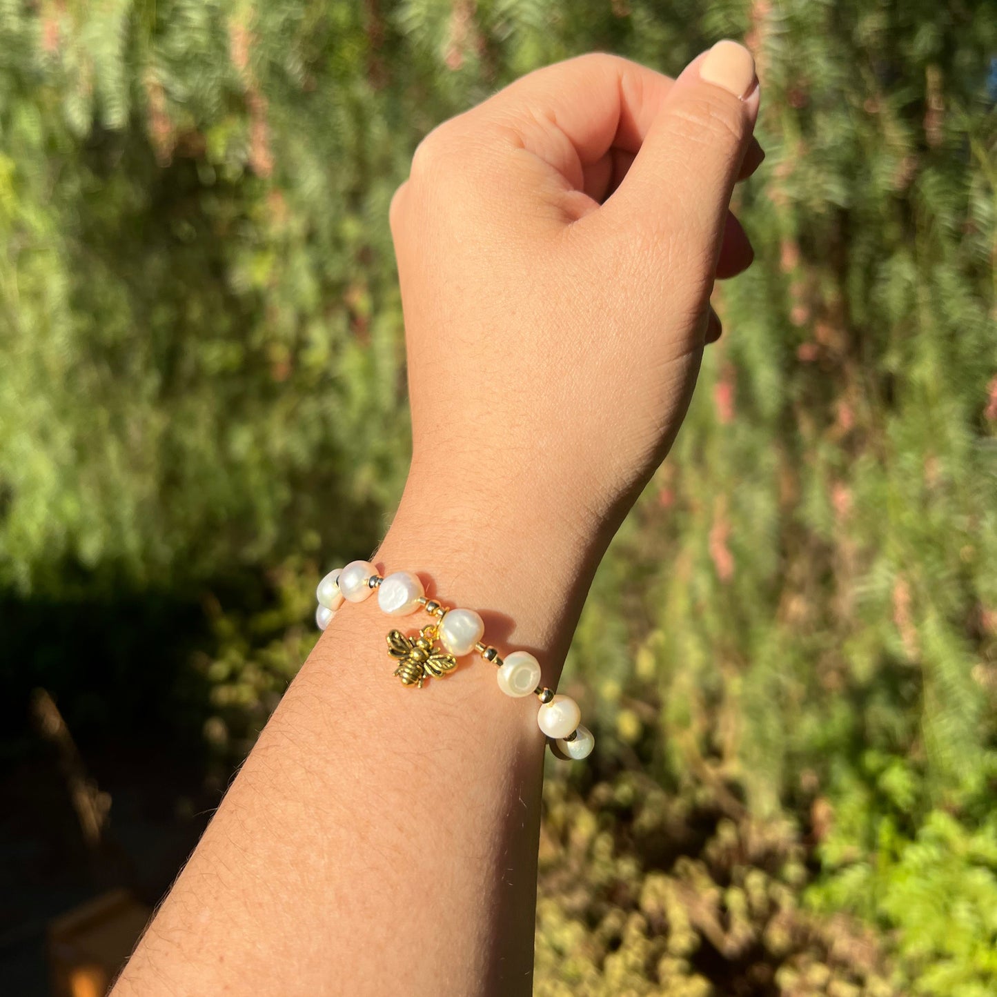 Pulsera decorativa con perlas de imitación