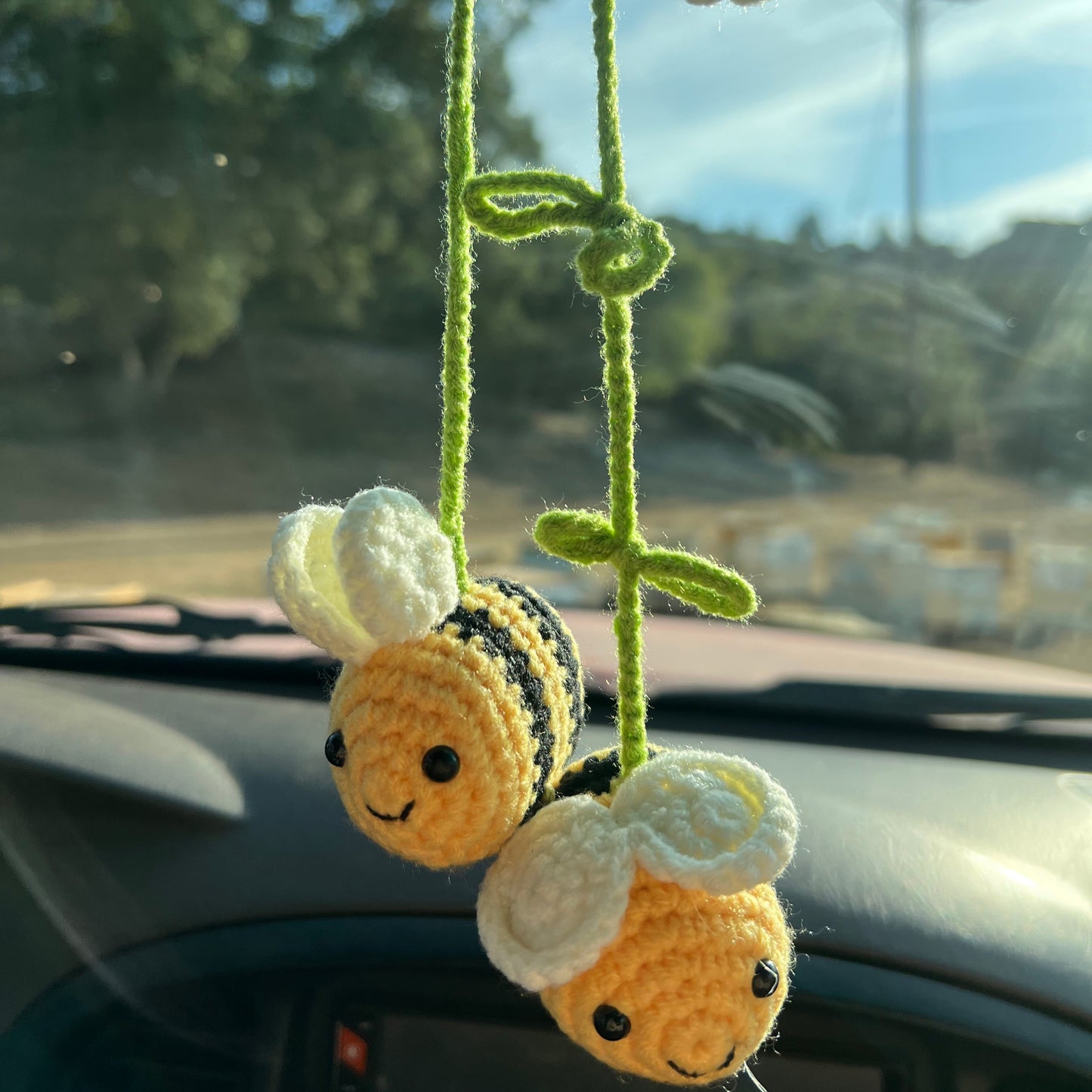Dije de abejorro tejido a crochet