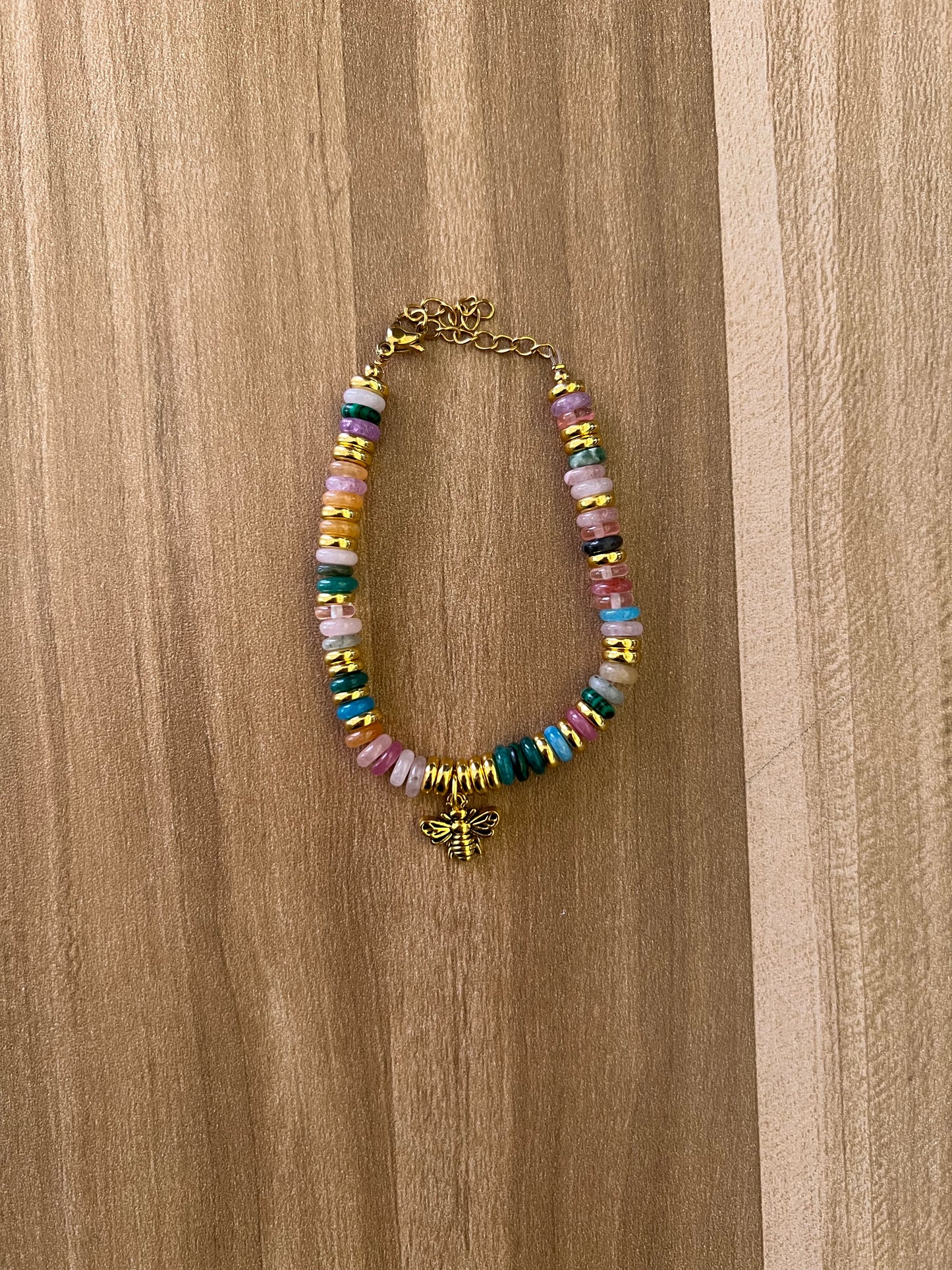 Pulsera de cuentas de piedra de color