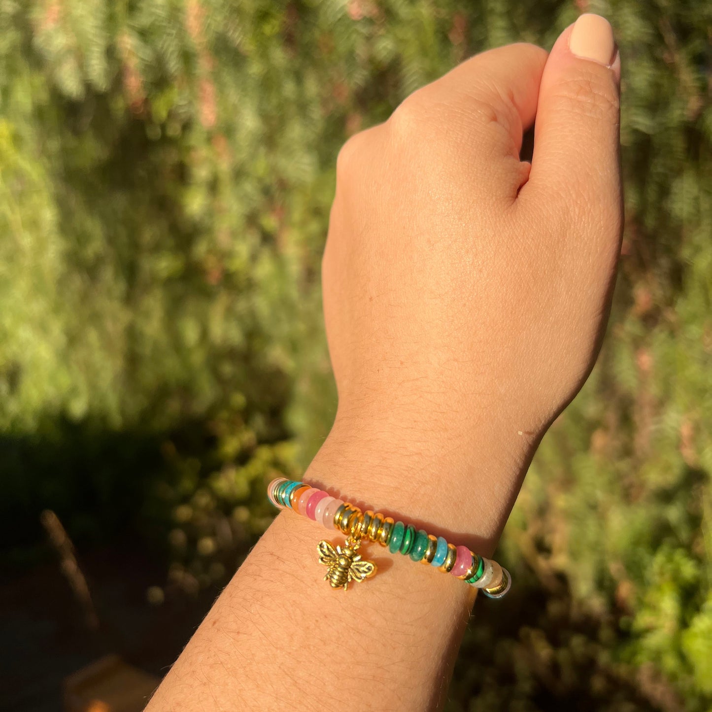 Pulsera de cuentas de piedra de color