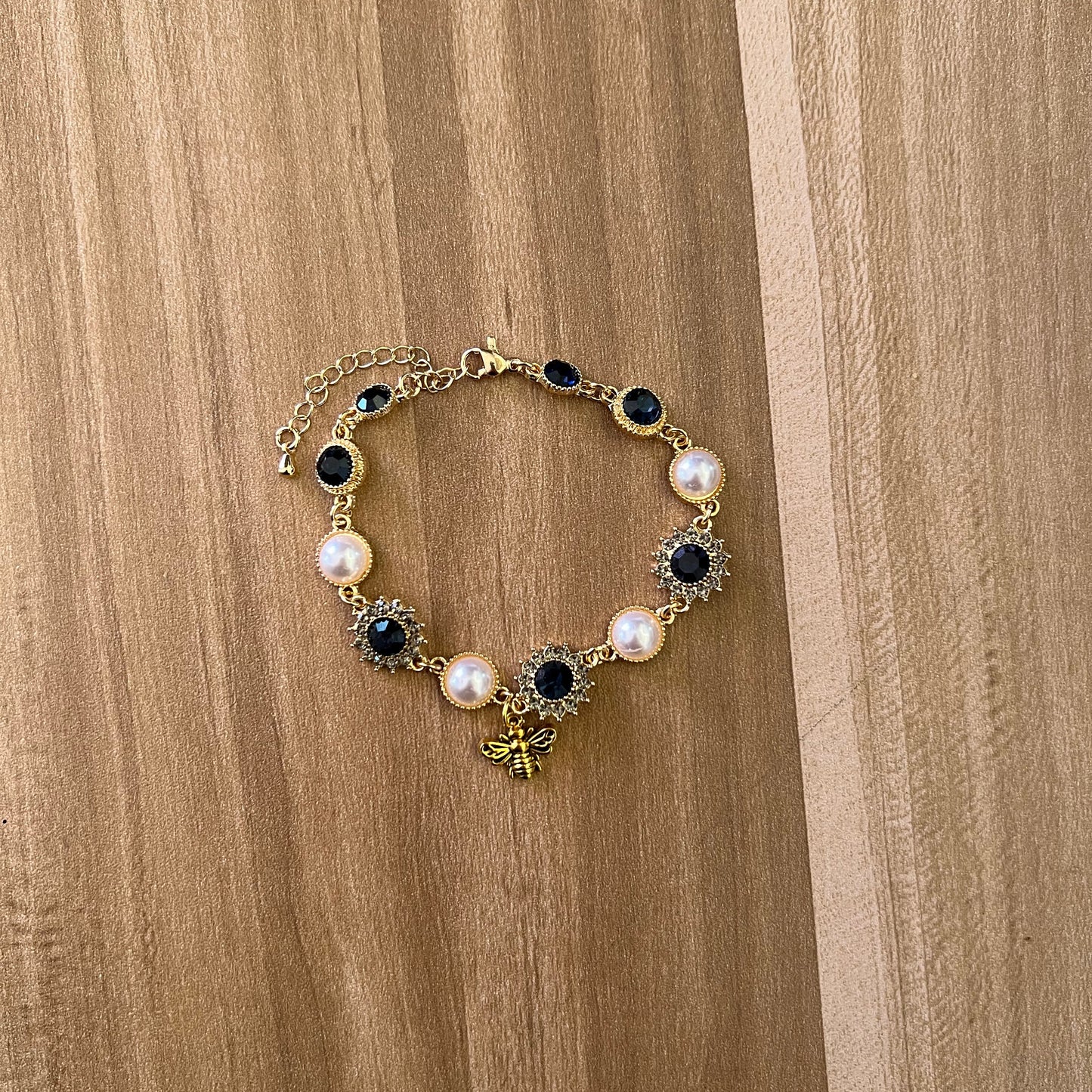 Pulsera con decoración de perlas
