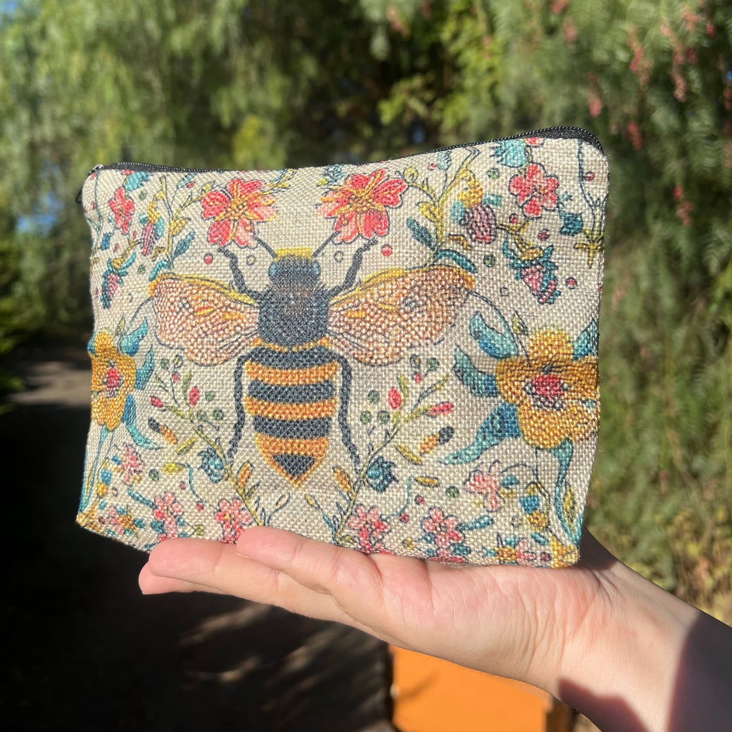 Bolsa de cosméticos con forma de abeja