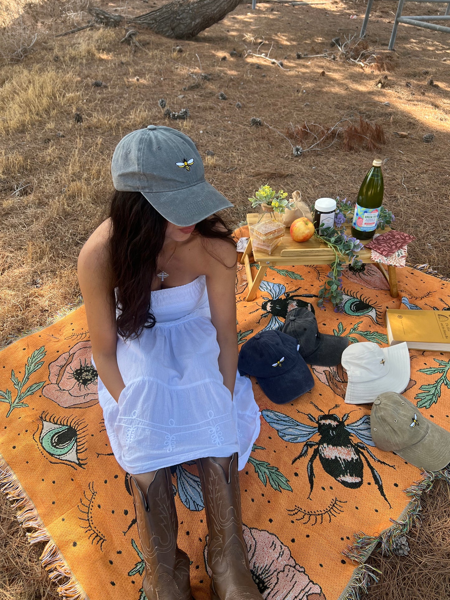 Gorra de béisbol con abeja bordada