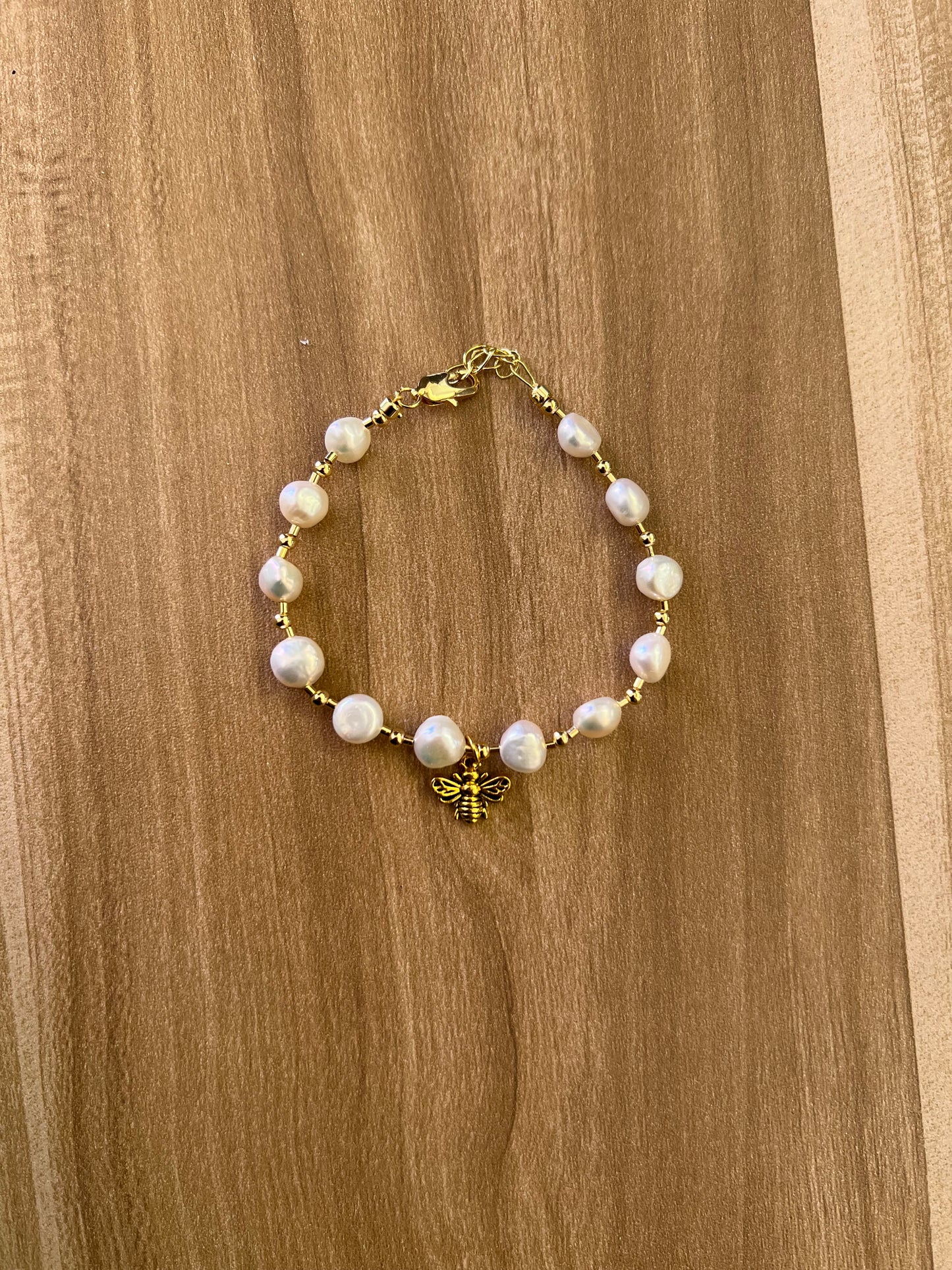 Pulsera decorativa con perlas de imitación