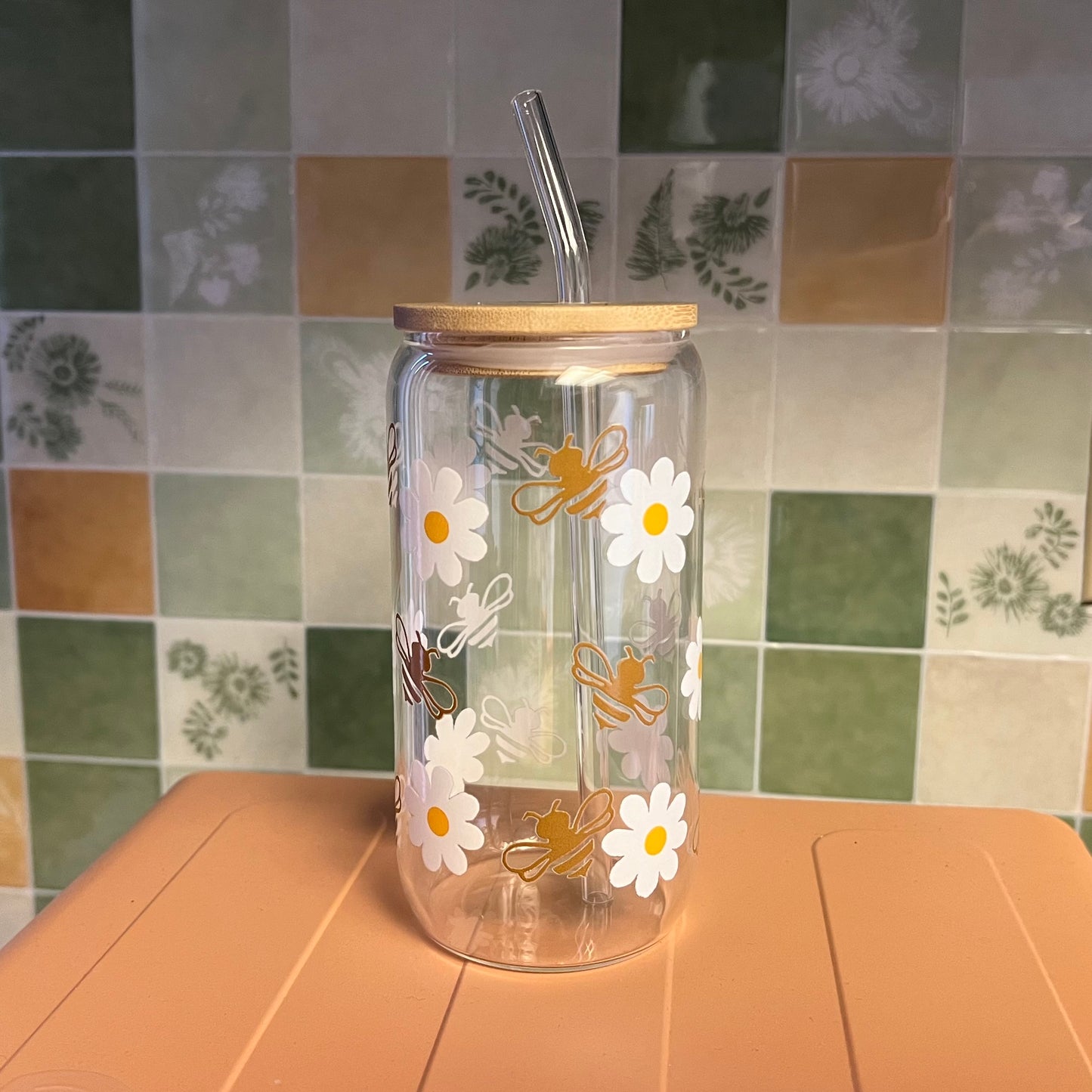 Vaso de cristal con pajita de cristal y diseño de margaritas y abejas