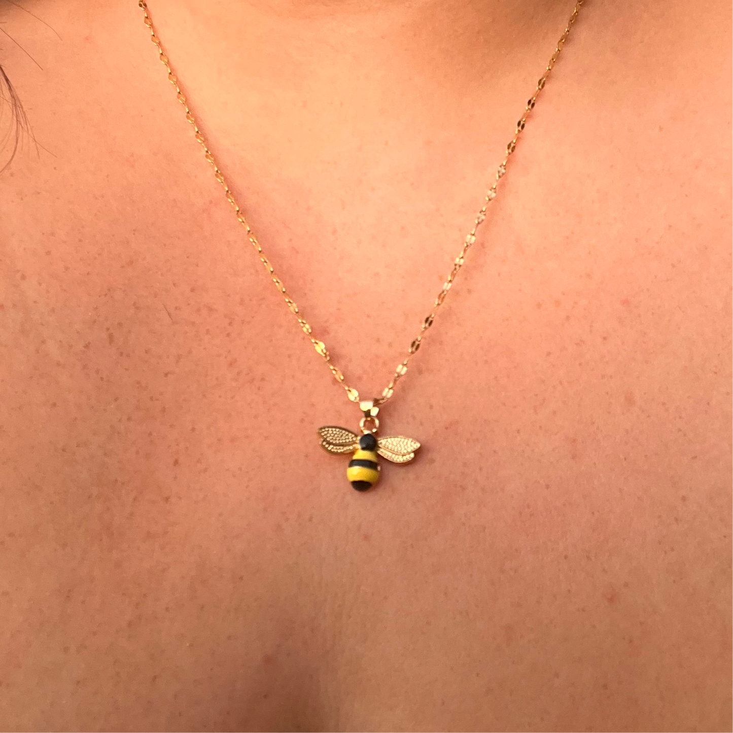 Collar con colgante de abeja