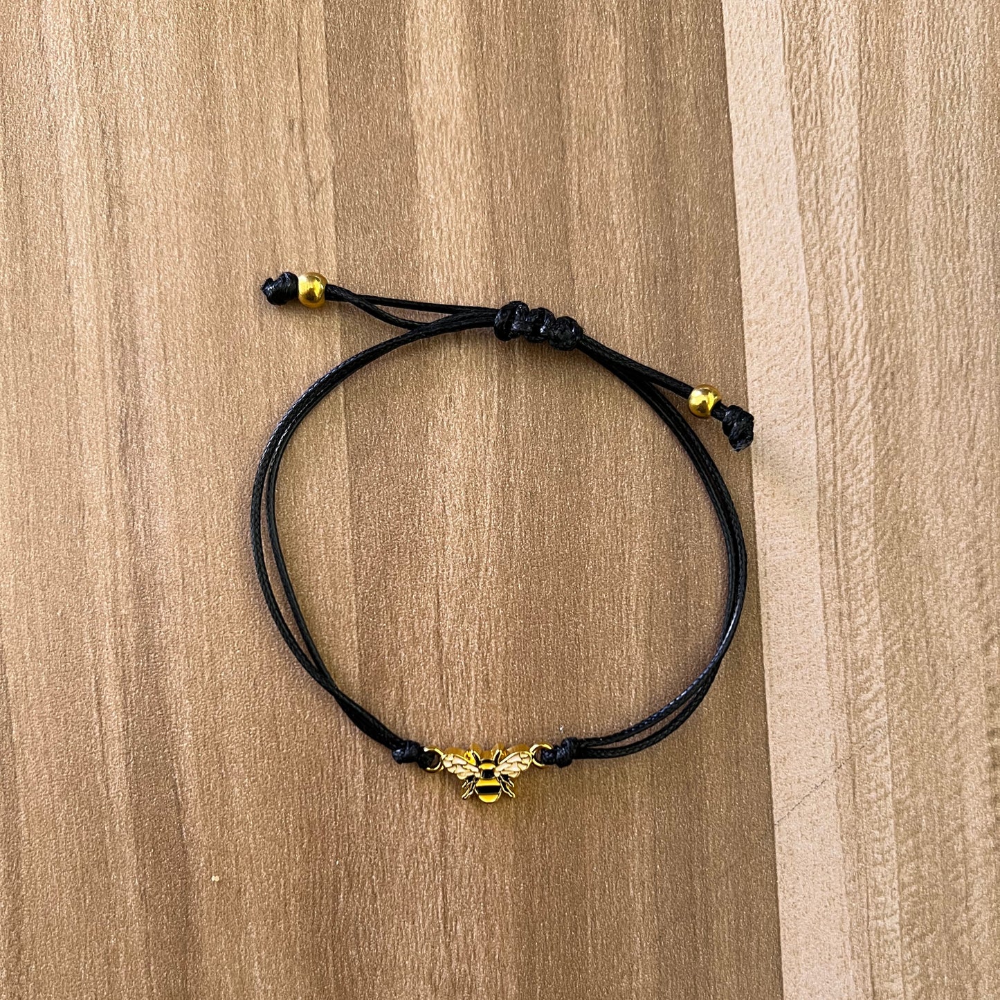Pulsera con dije de abeja dorada