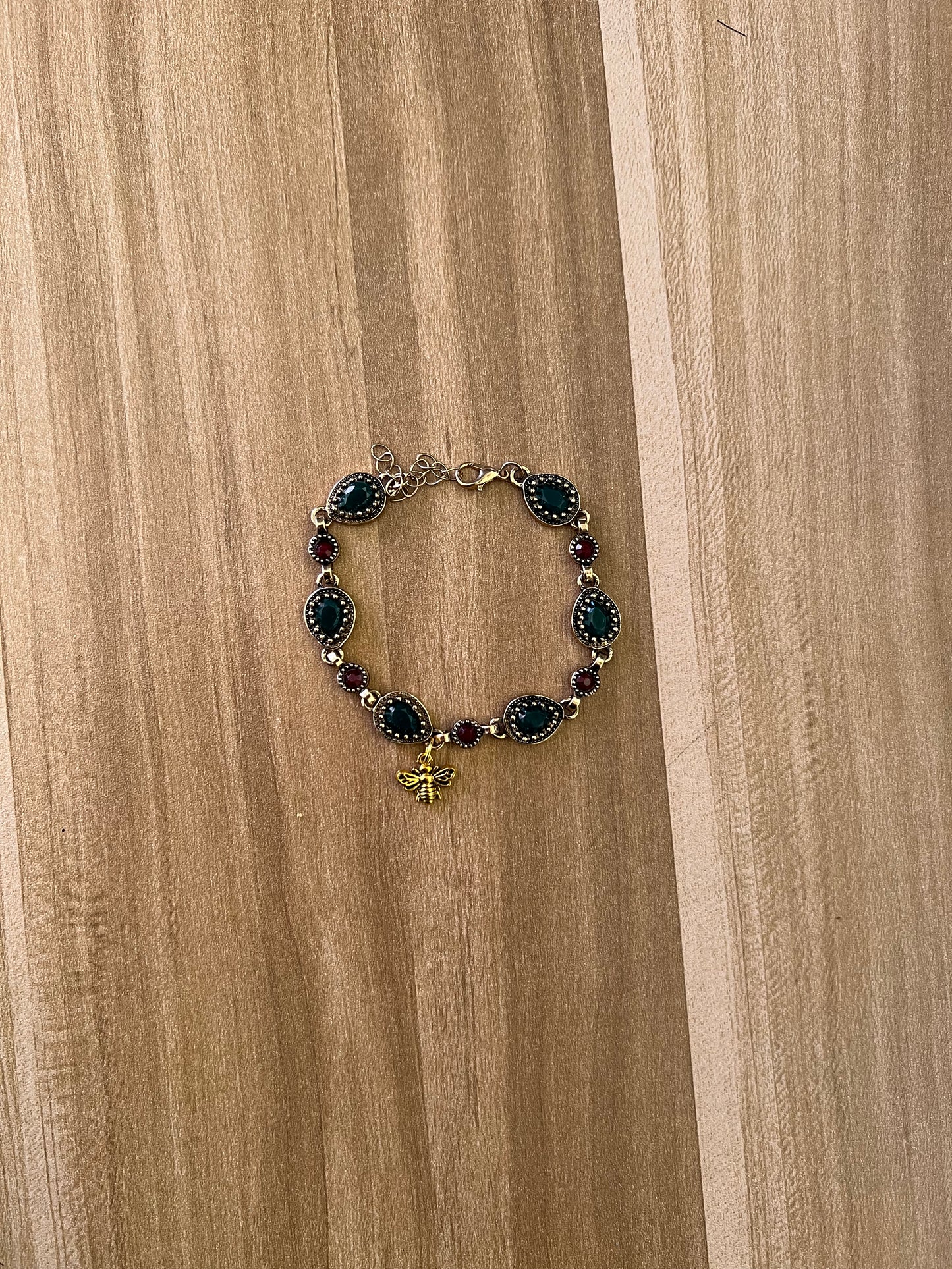 Pulsera de piedras preciosas con forma de gota de agua