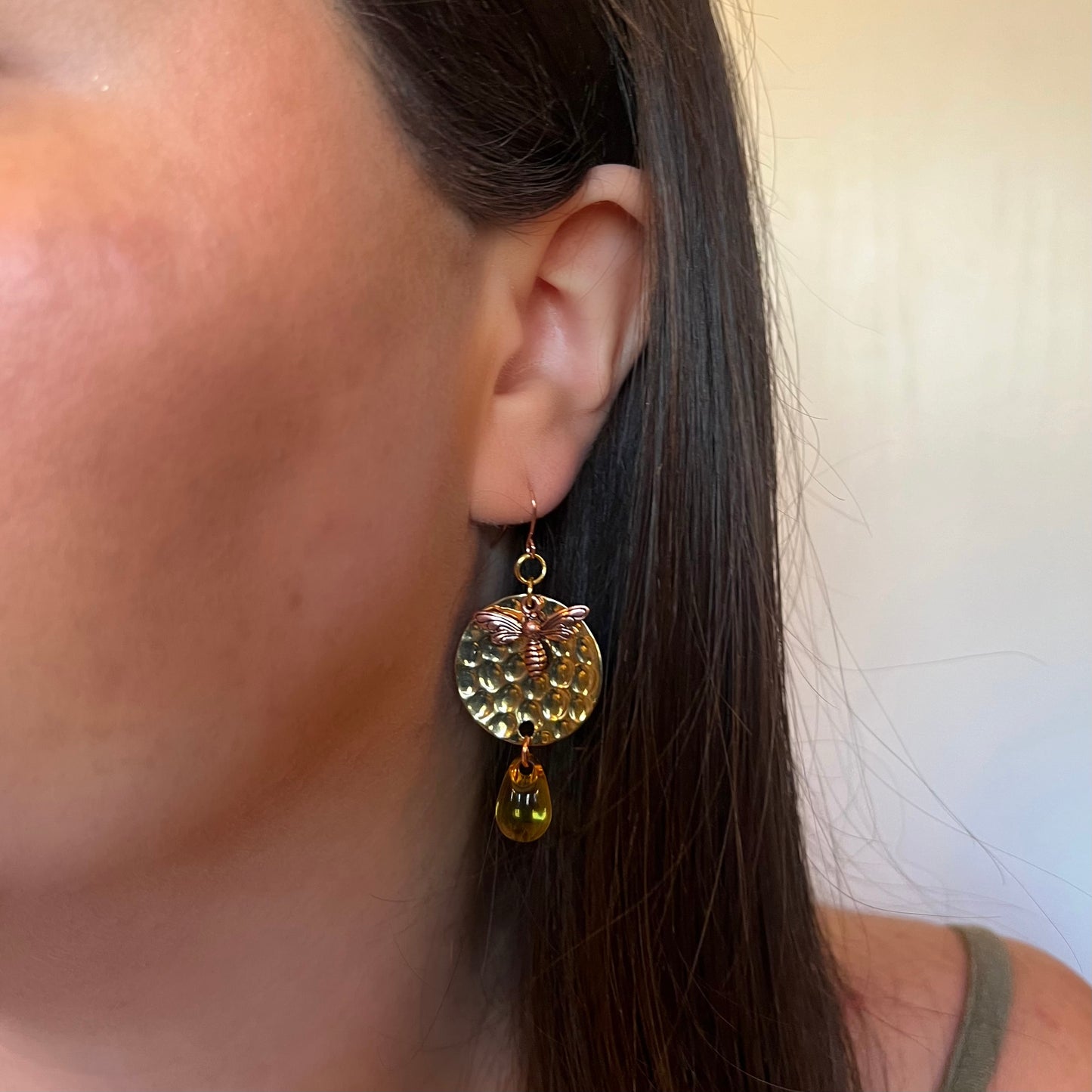 Pendientes de abeja con forma de gota de ámbar