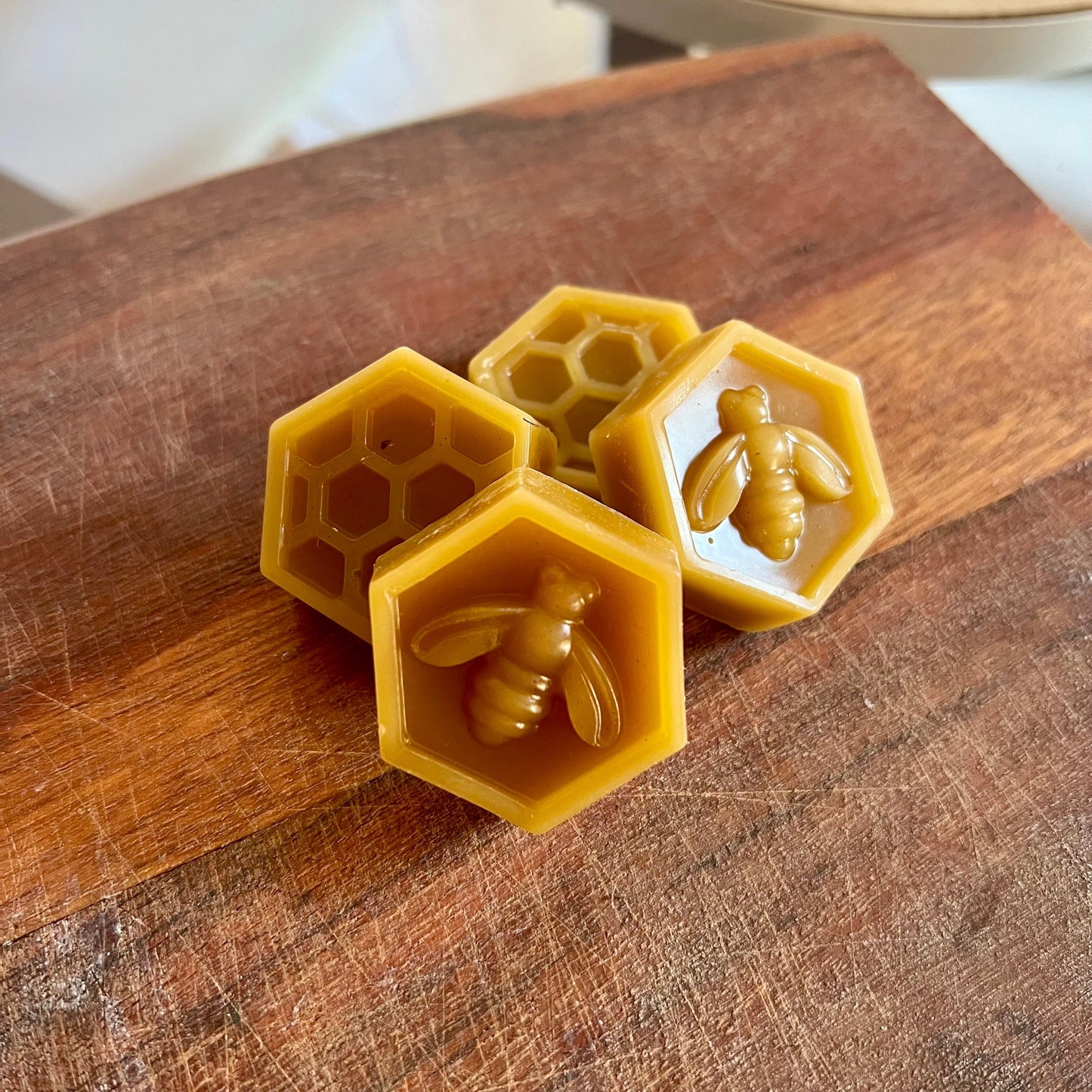 Cera de abejas derretida en forma de hexágonos, 4 piezas