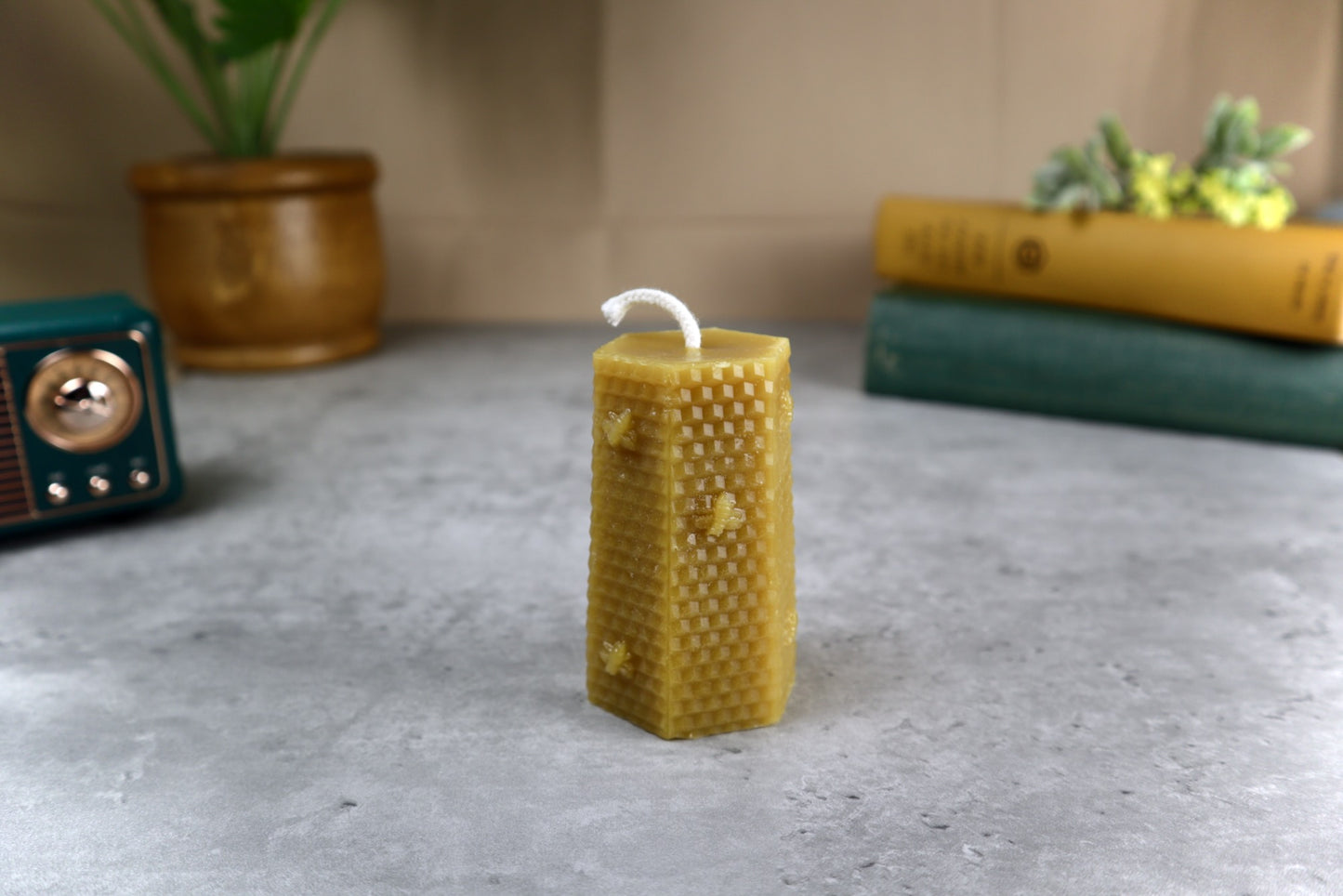 Vela de cera de abejas con forma de pilar hexagonal