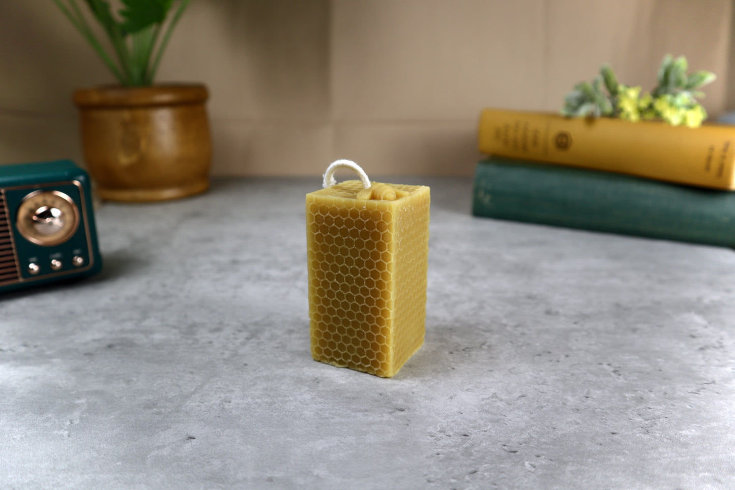 Vela de cera de abejas con forma de pilar cuadrado