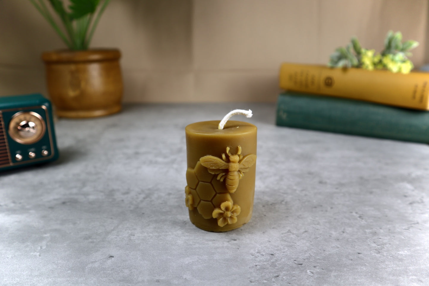 Vela de cera de abejas con forma de panal y flores