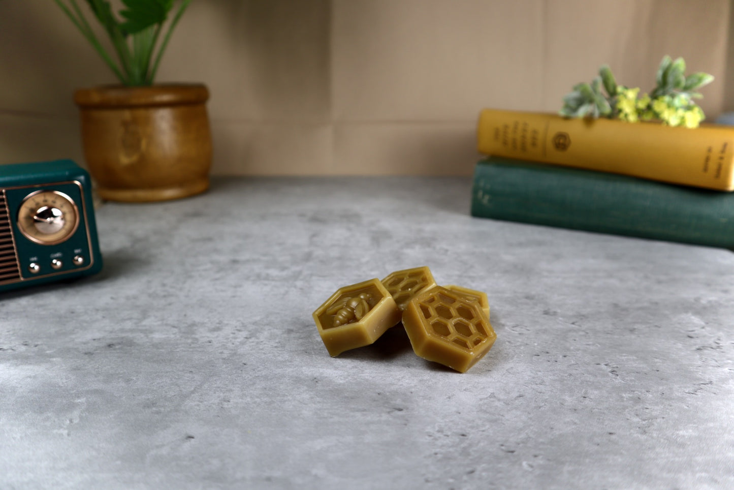 Cera de abejas derretida en forma de hexágonos, 4 piezas