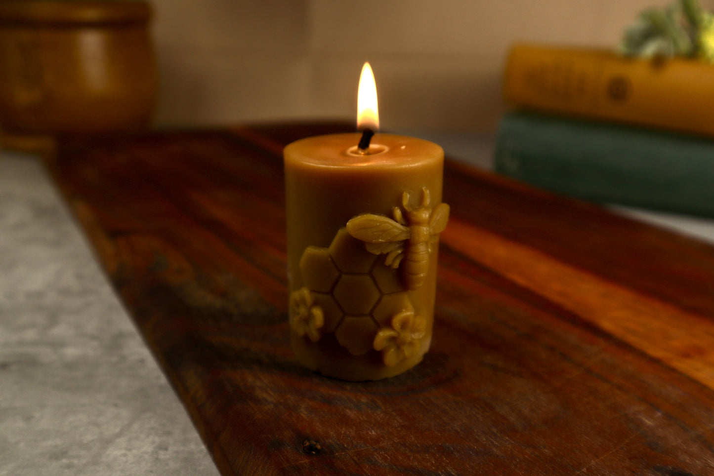 Vela de cera de abejas con forma de panal y flores