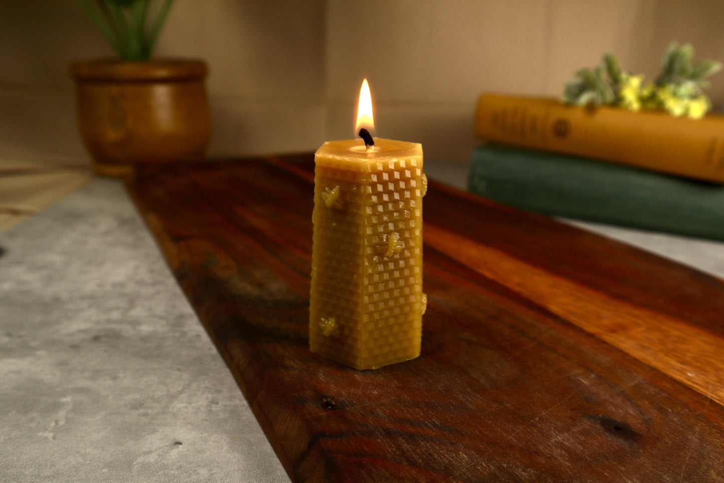 Vela de cera de abejas con forma de pilar hexagonal