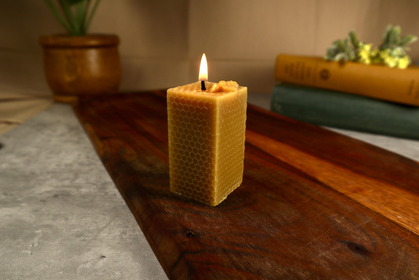 Vela de cera de abejas con forma de pilar cuadrado