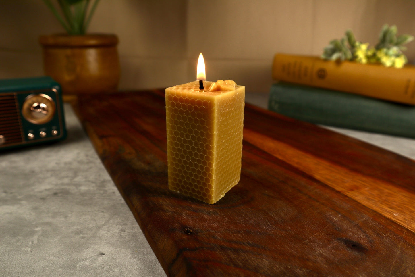 Vela de cera de abejas con forma de pilar cuadrado