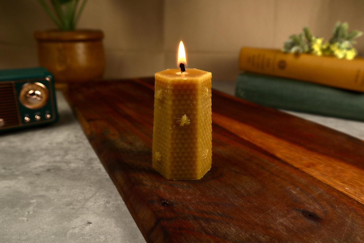 Vela de cera de abejas con forma de pilar hexagonal
