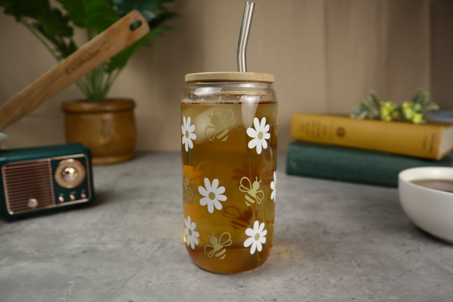 Vaso de cristal con pajita de cristal y diseño de margaritas y abejas