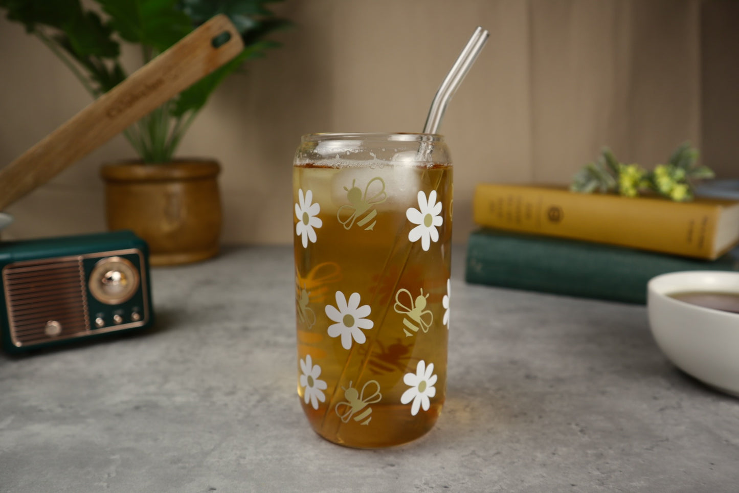 Vaso de cristal con pajita de cristal y diseño de margaritas y abejas