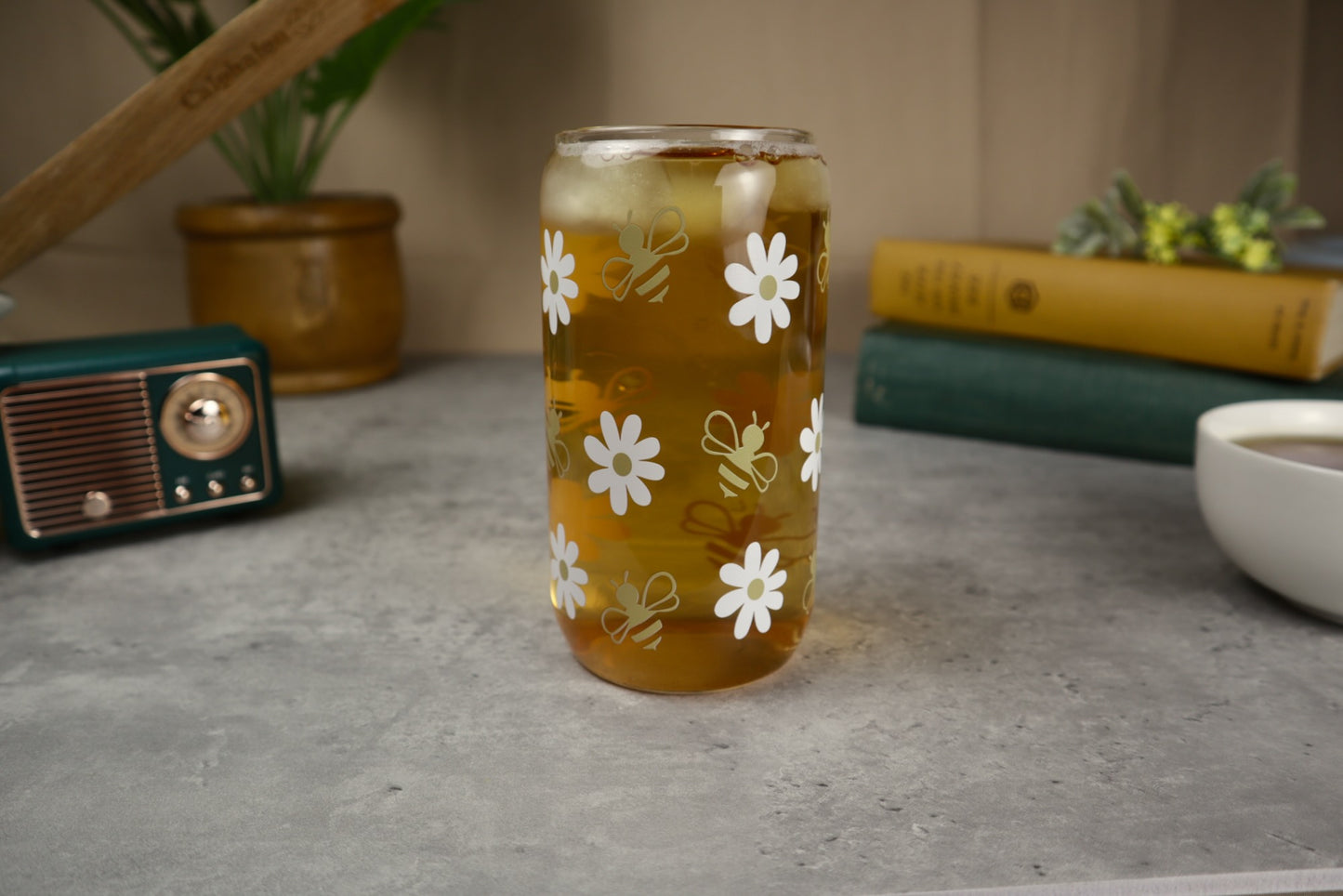 Vaso de cristal con pajita de cristal y diseño de margaritas y abejas