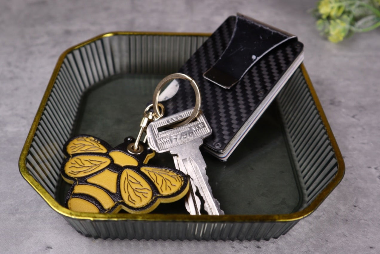 Llavero de abeja de cuero