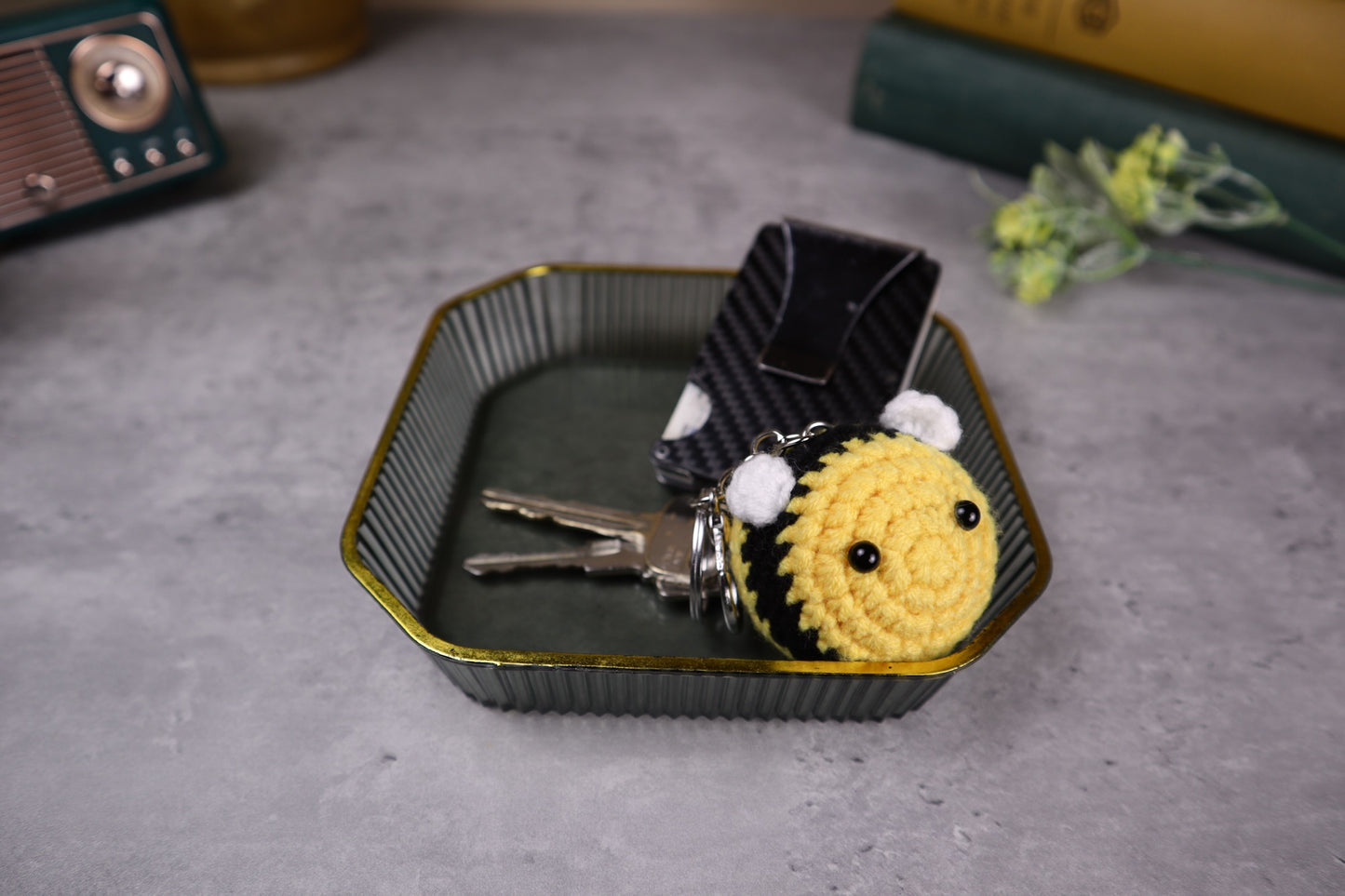 Llavero con dije de abejorro tejido a crochet