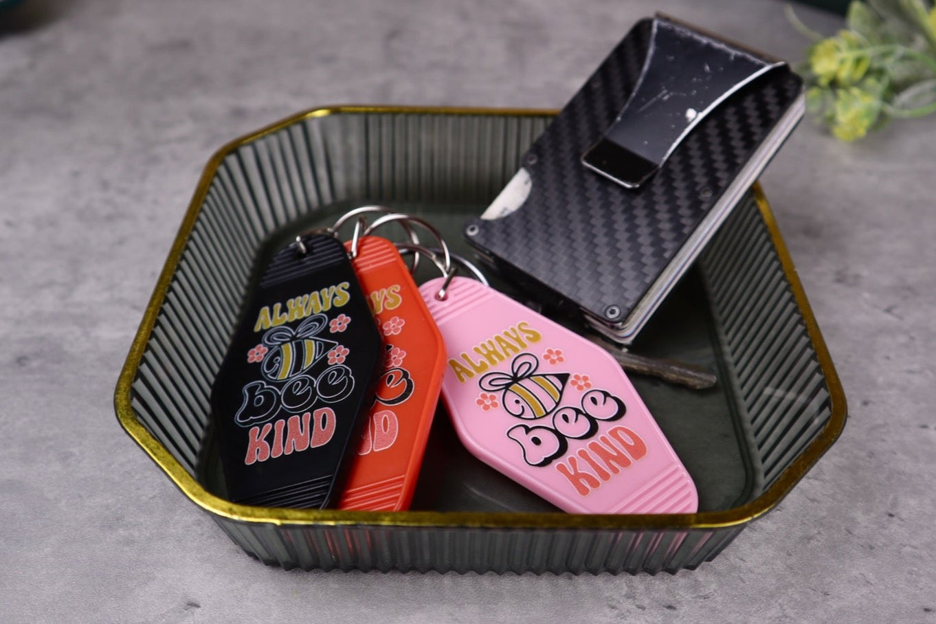 Llavero vintage de motel "Bee Kind"