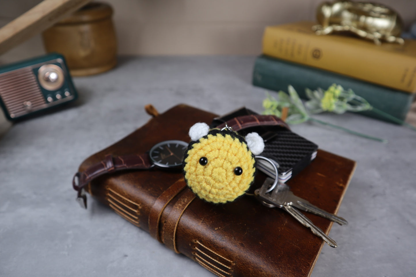 Llavero con dije de abejorro tejido a crochet