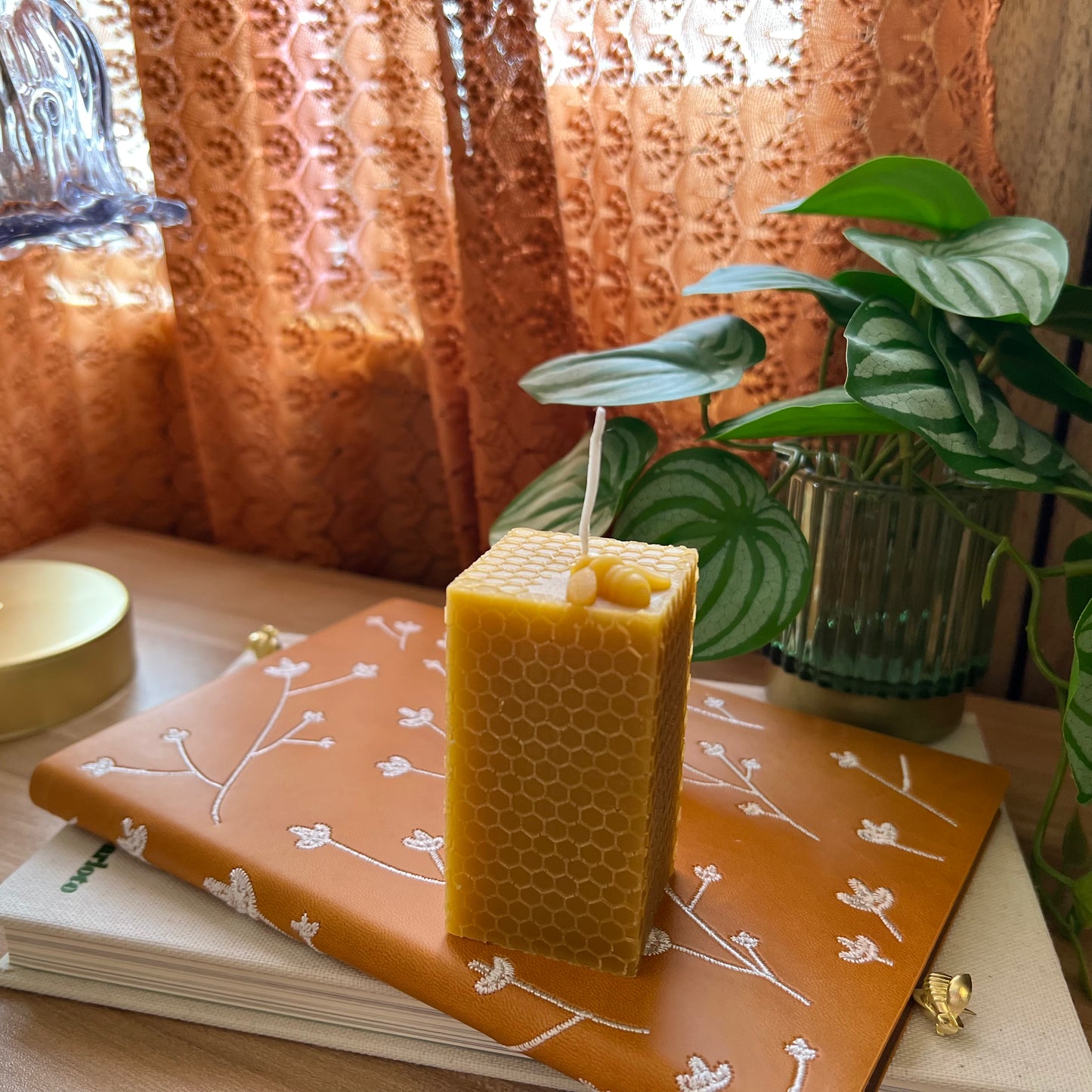 Vela de cera de abejas con forma de pilar cuadrado