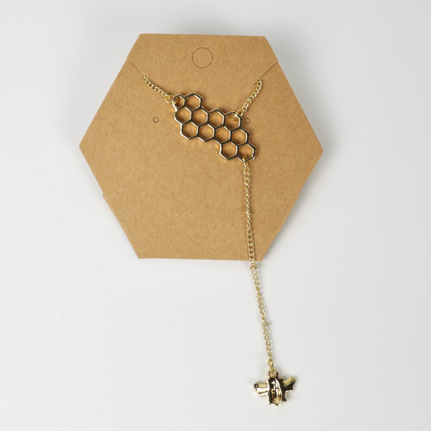 Collar minimalista con colgante de abeja en forma de panal