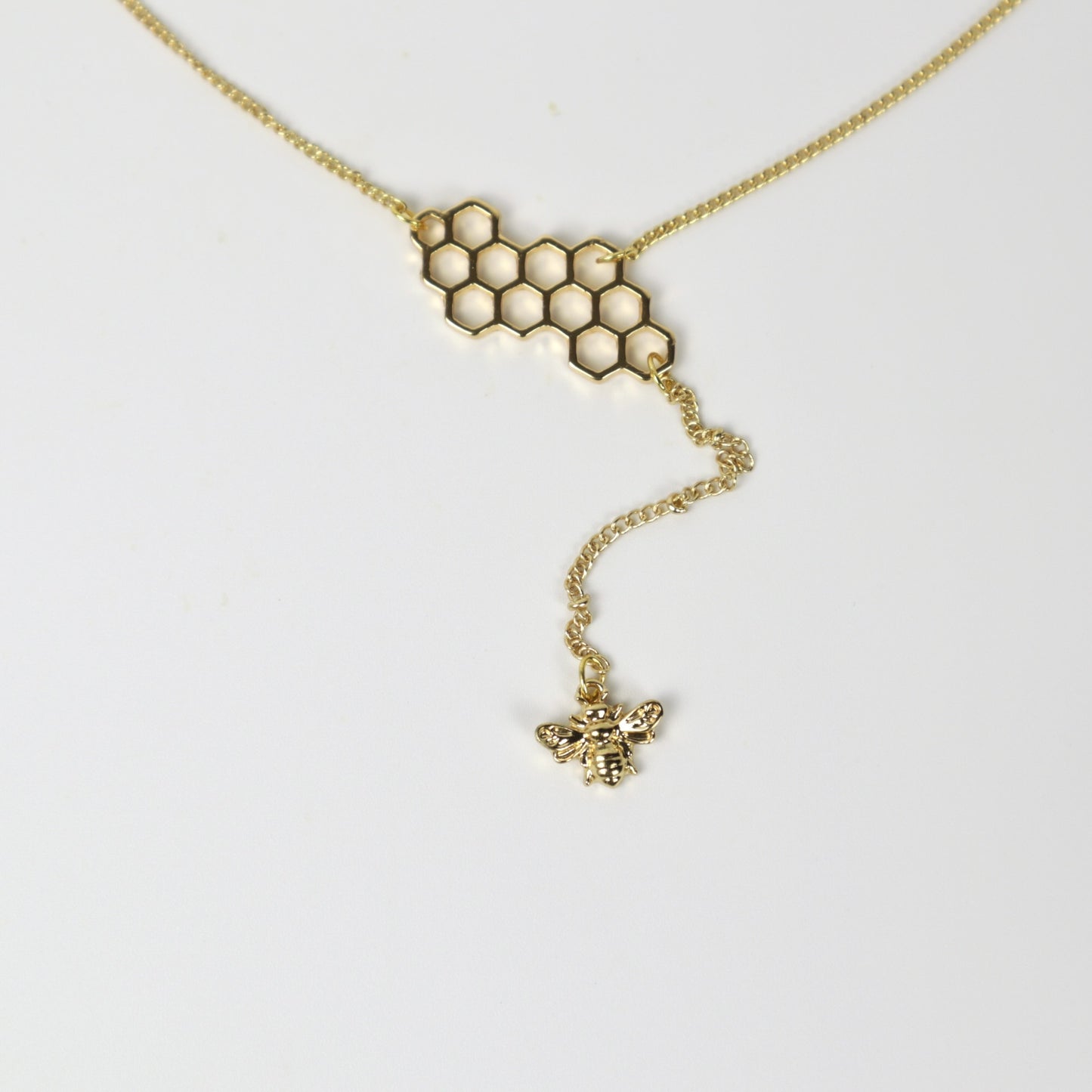Collar minimalista con colgante de abeja en forma de panal