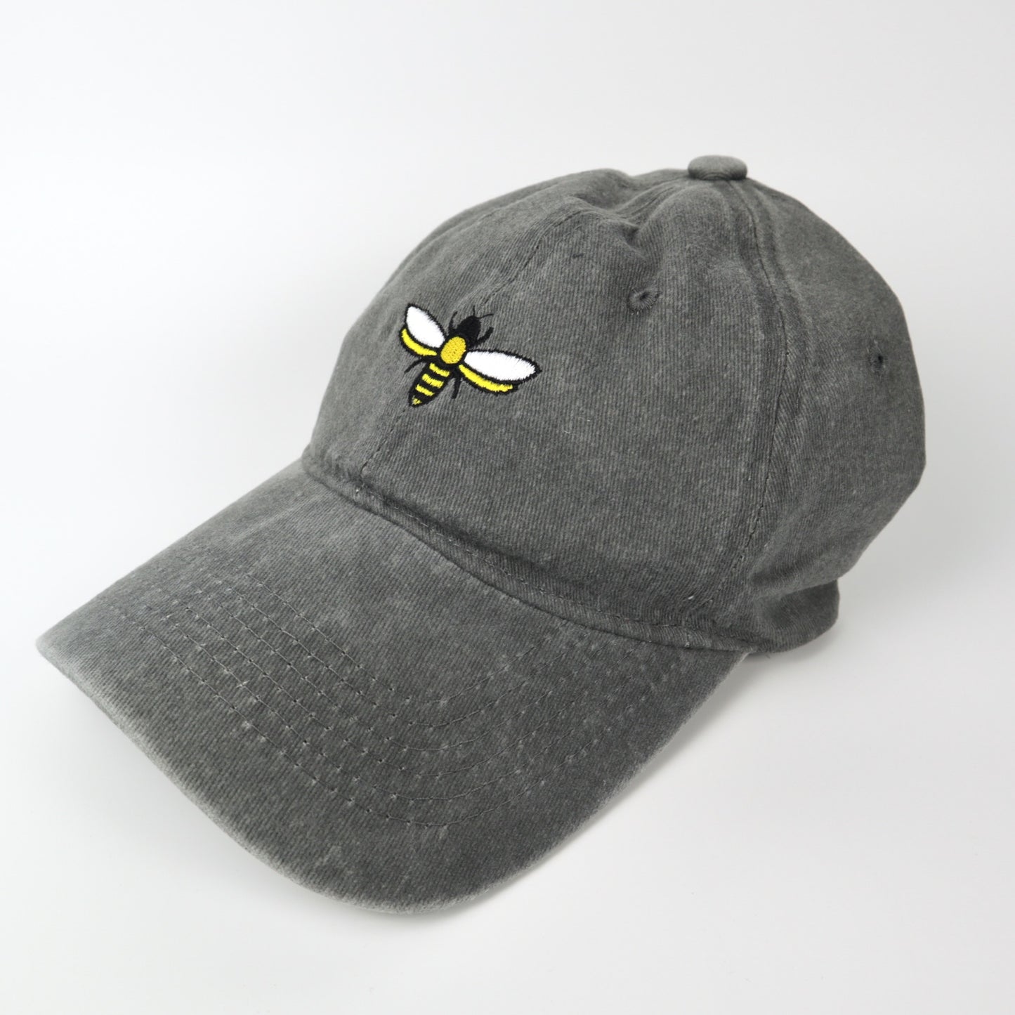 Gorra de béisbol con abeja bordada