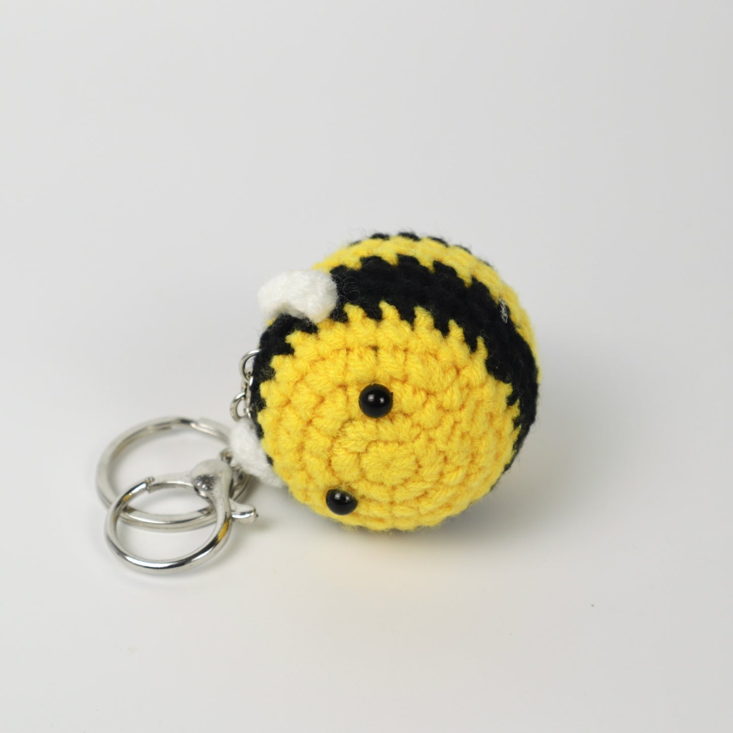 Llavero con dije de abejorro tejido a crochet