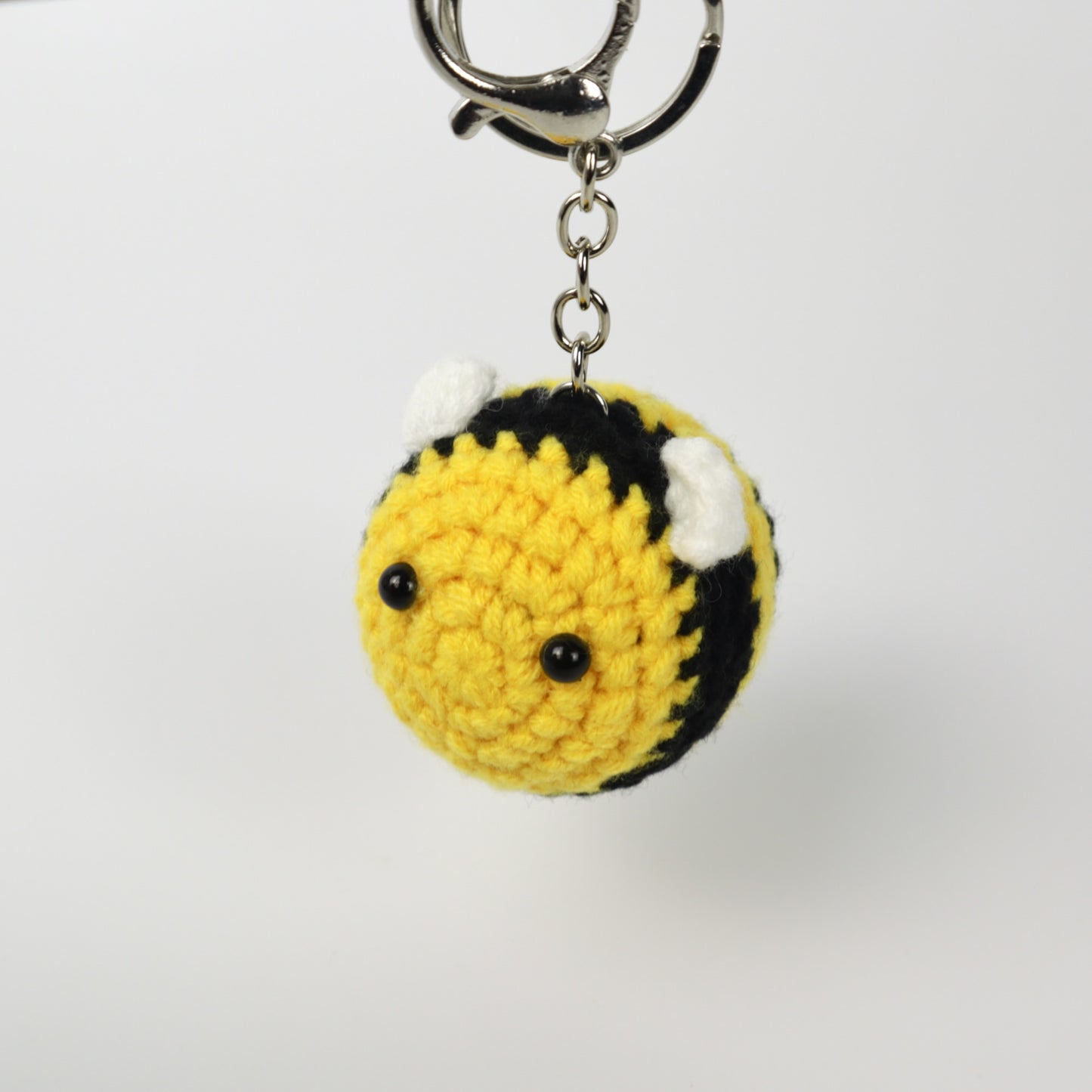 Llavero con dije de abejorro tejido a crochet