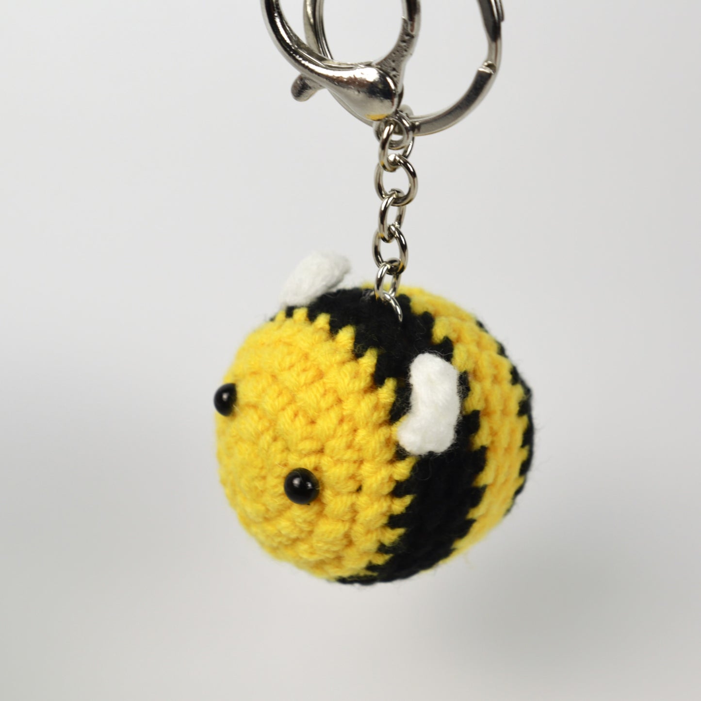 Llavero con dije de abejorro tejido a crochet