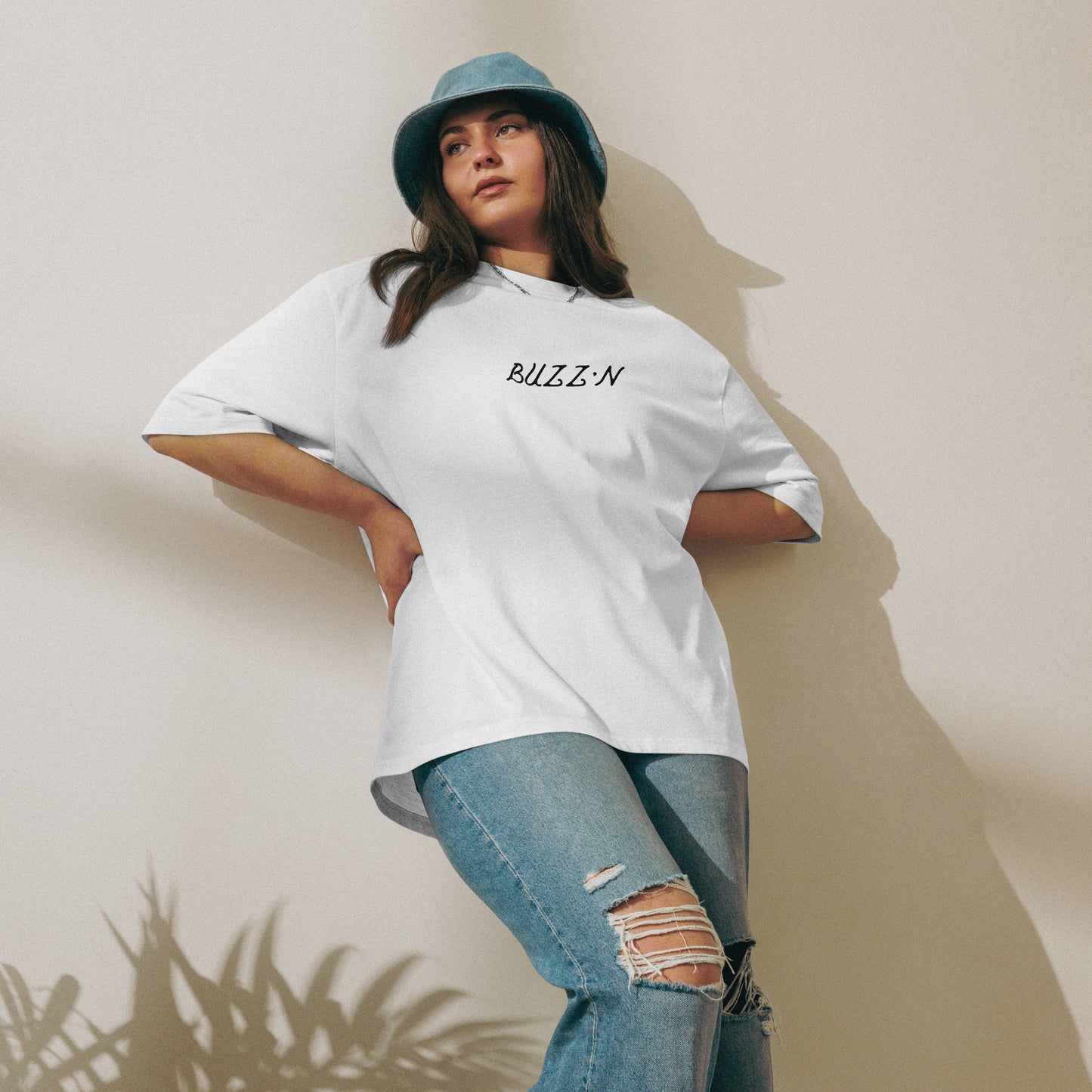 Camiseta de gran tamaño y peso pesado con el logotipo de BUZZ'N