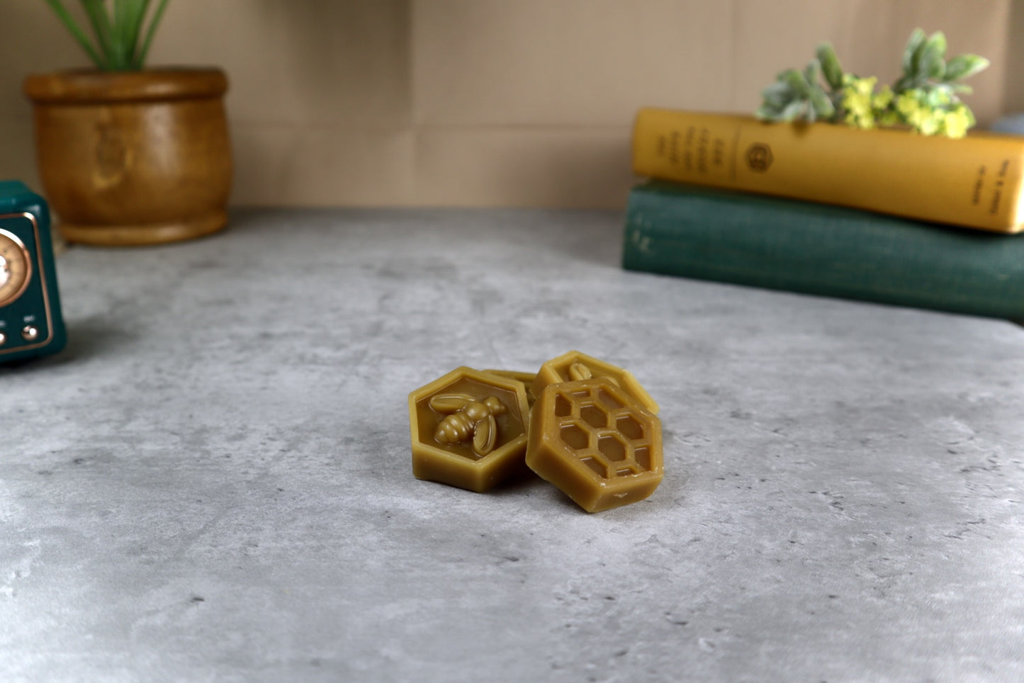 Cera de abejas derretida en forma de hexágonos, 4 piezas