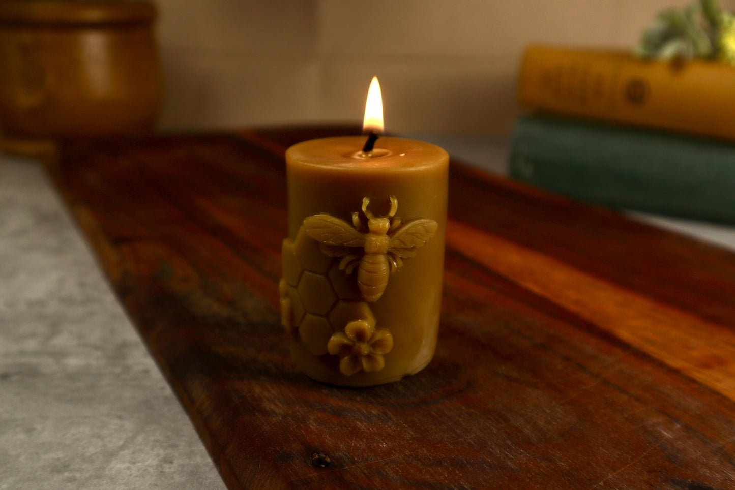 Vela de cera de abejas con forma de panal y flores