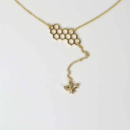 Collar minimalista con colgante de abeja en forma de panal