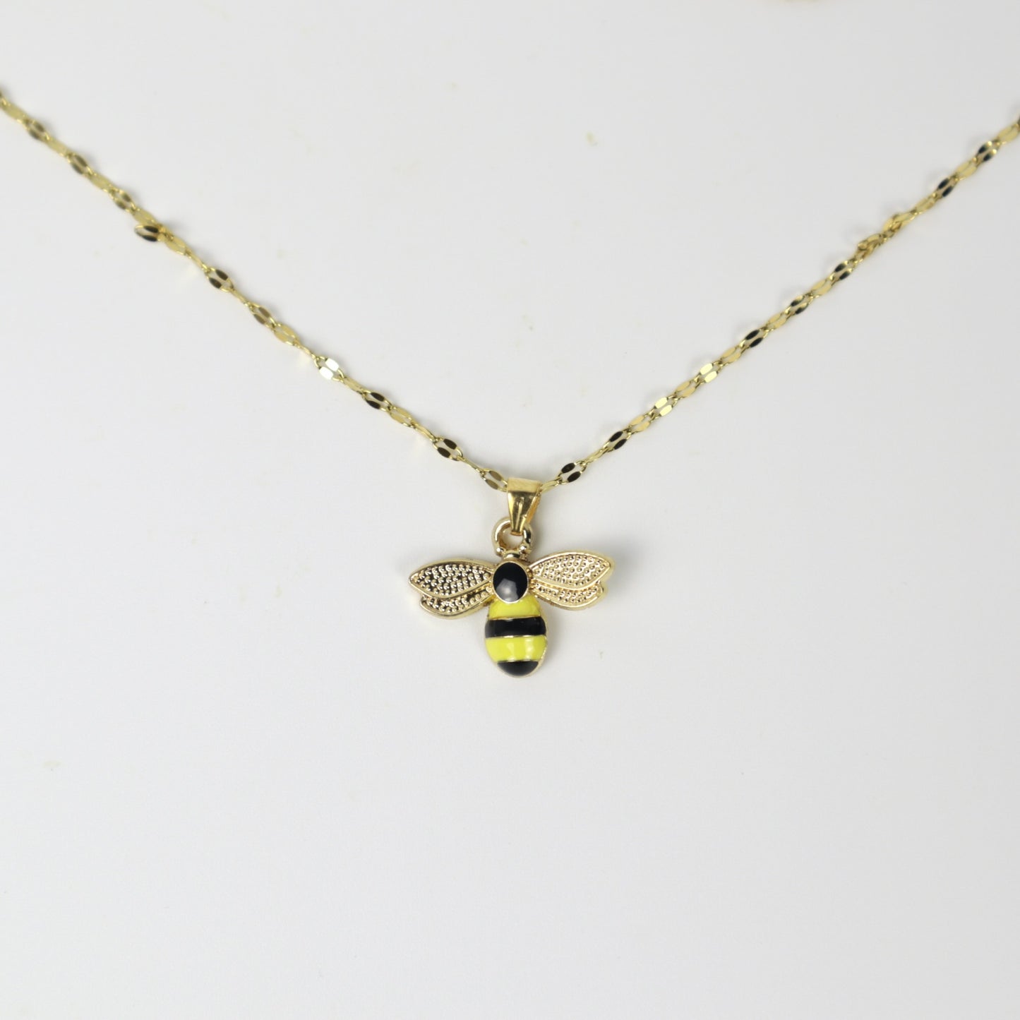 Collar con colgante de abeja