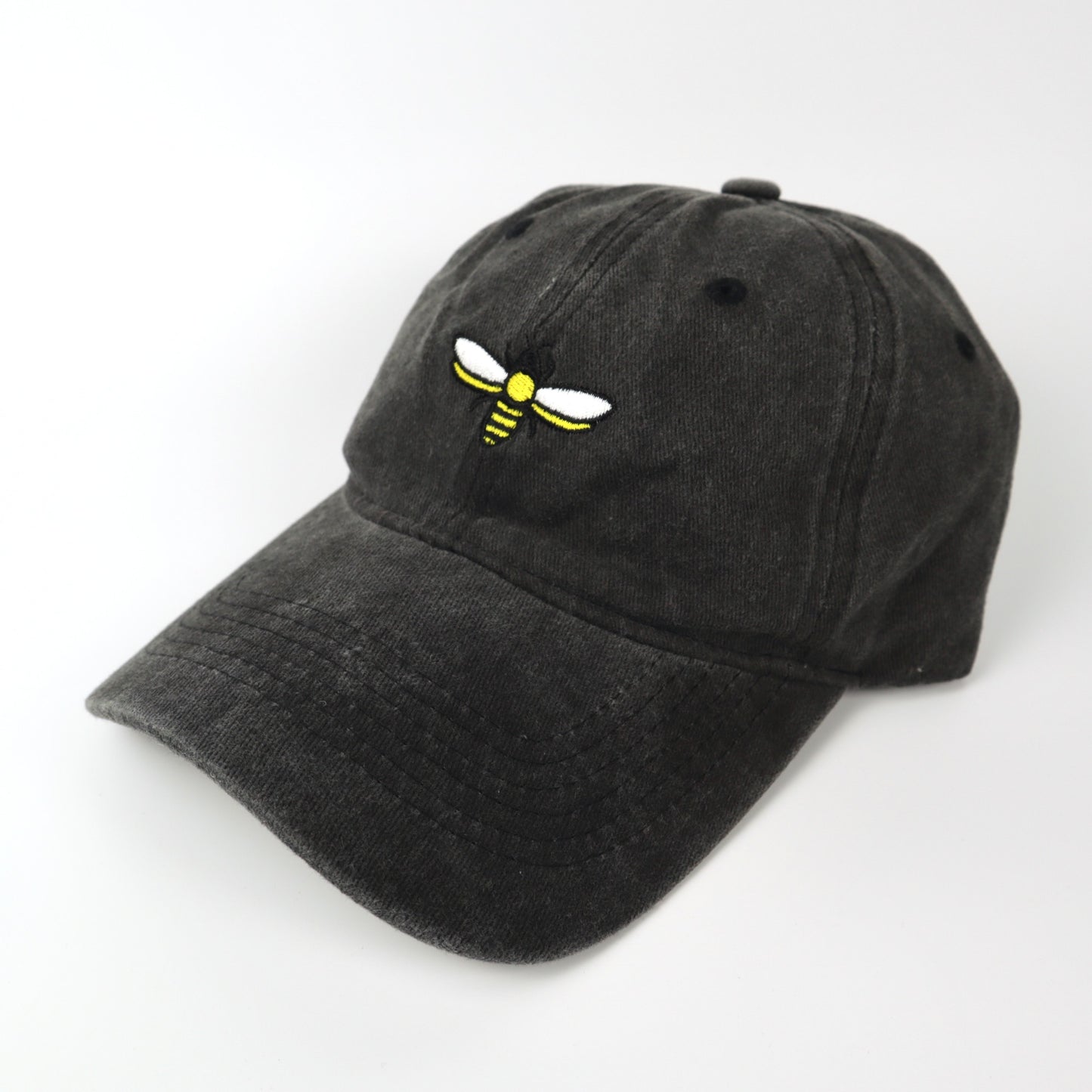 Gorra de béisbol con abeja bordada