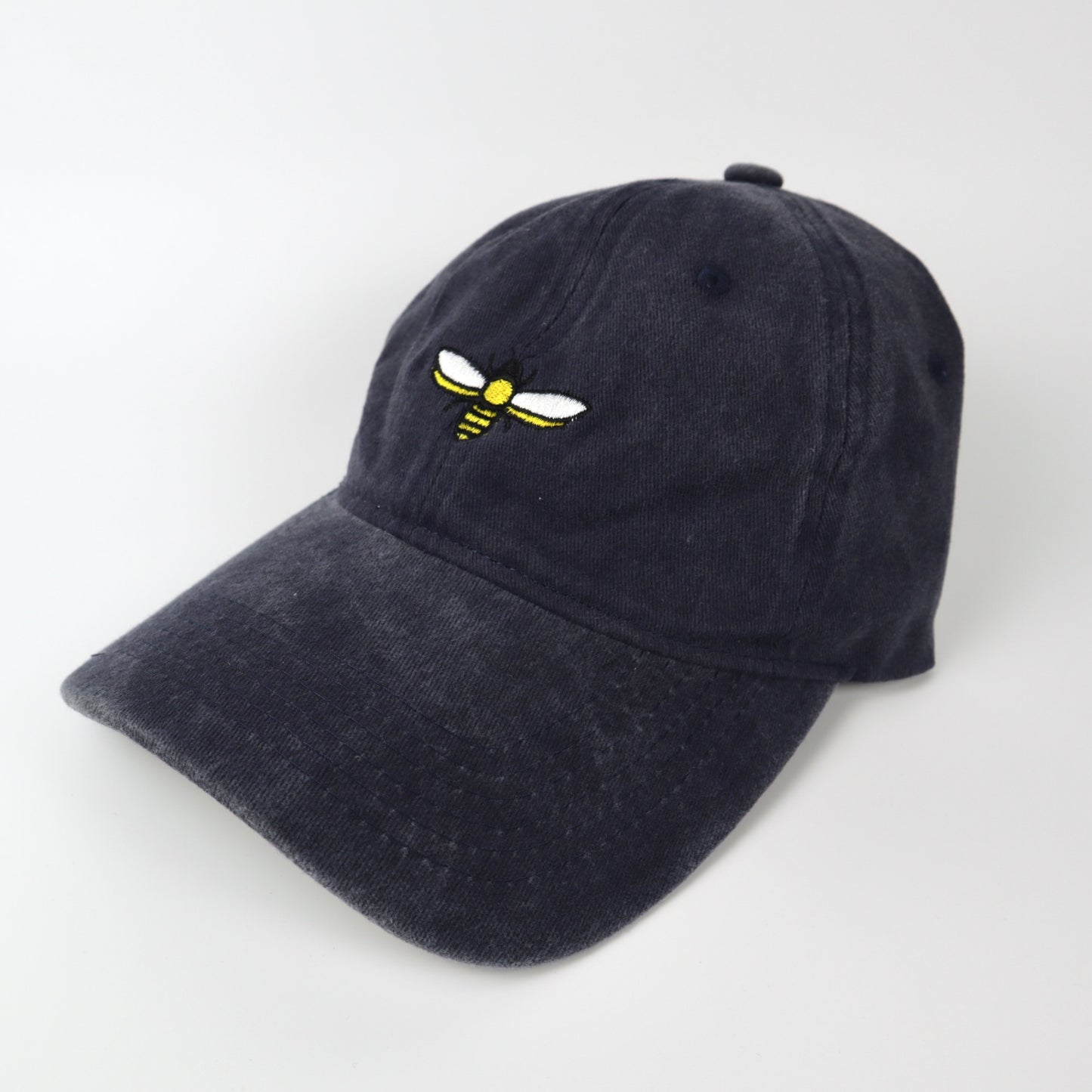 Gorra de béisbol con abeja bordada