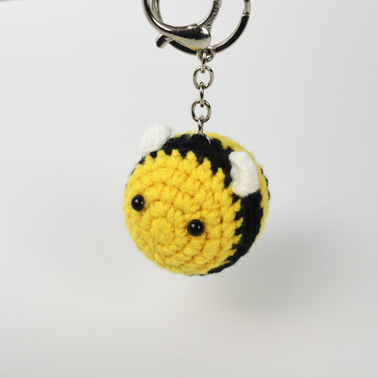 Llavero con dije de abejorro tejido a crochet